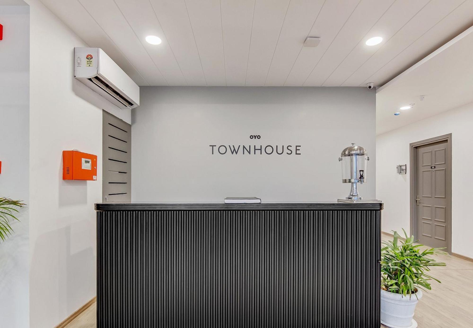 Townhouse Sector 49 Near Logix City Centre Noida Exterior photo