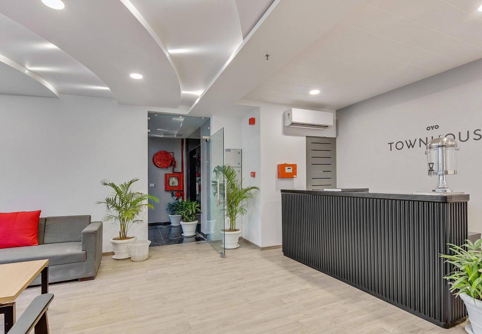 Townhouse Sector 49 Near Logix City Centre Noida Exterior photo